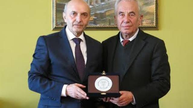 Mustafa'ya Arnavutluk Bilimler Akademisi Ödülü