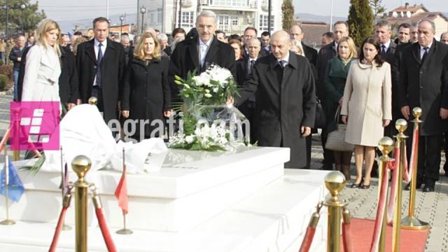 Eski Cumhurbaşkanı Rugova Mezarı Başında Anıldı