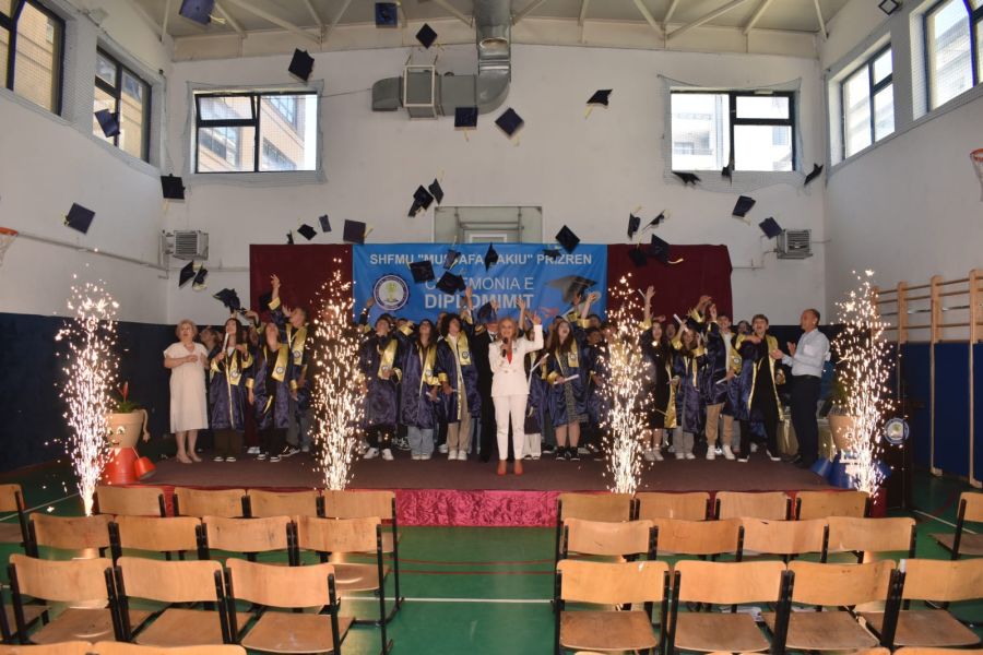 “Mustafa Bakiu” Okulunda Mezuniyet Coşkusu: Öğrenciler Kep Attı