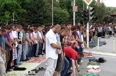Cemaat Yolu Trafiğe Kapatmadan Meydanda Namaz Kıldı