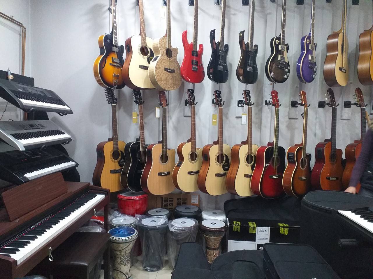 Prizren’de Müzik Aletleri Satan Tek Mağazanın Sırrı, Nevzat Şinik’in Sevdiği İşi Yapması