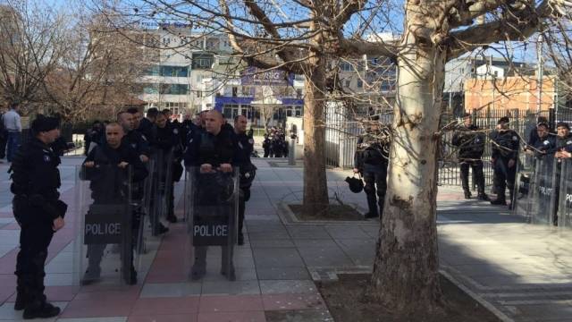 Polis, Hükümet Binasını Kuşatmaya Aldı