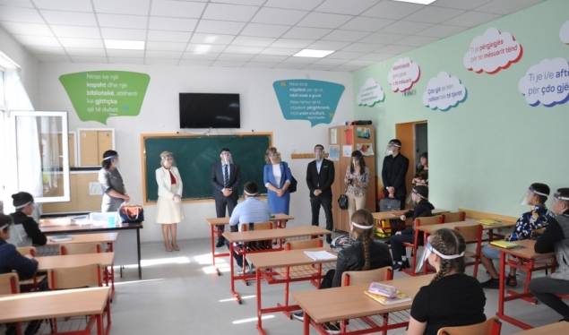 Bakan Likaj, “Faik Konica” İlköğretim Okulunu Ziyaret Etti