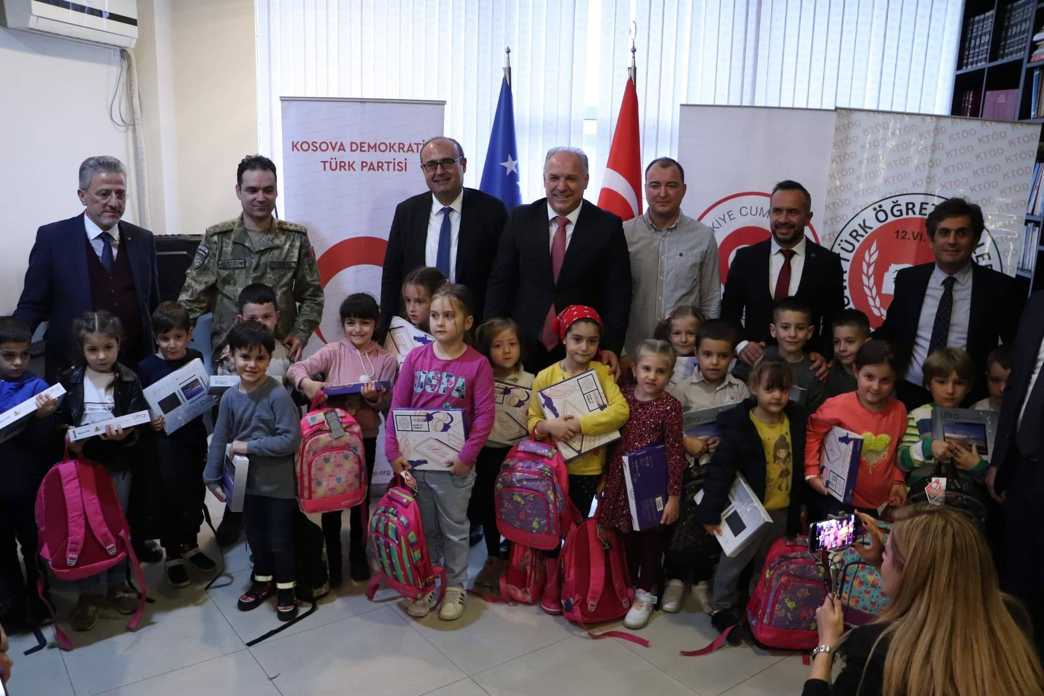 Priştine’de Birinci Sınıf Öğrencilere Tablet ve Çanta Dağıtımı Yapıldı