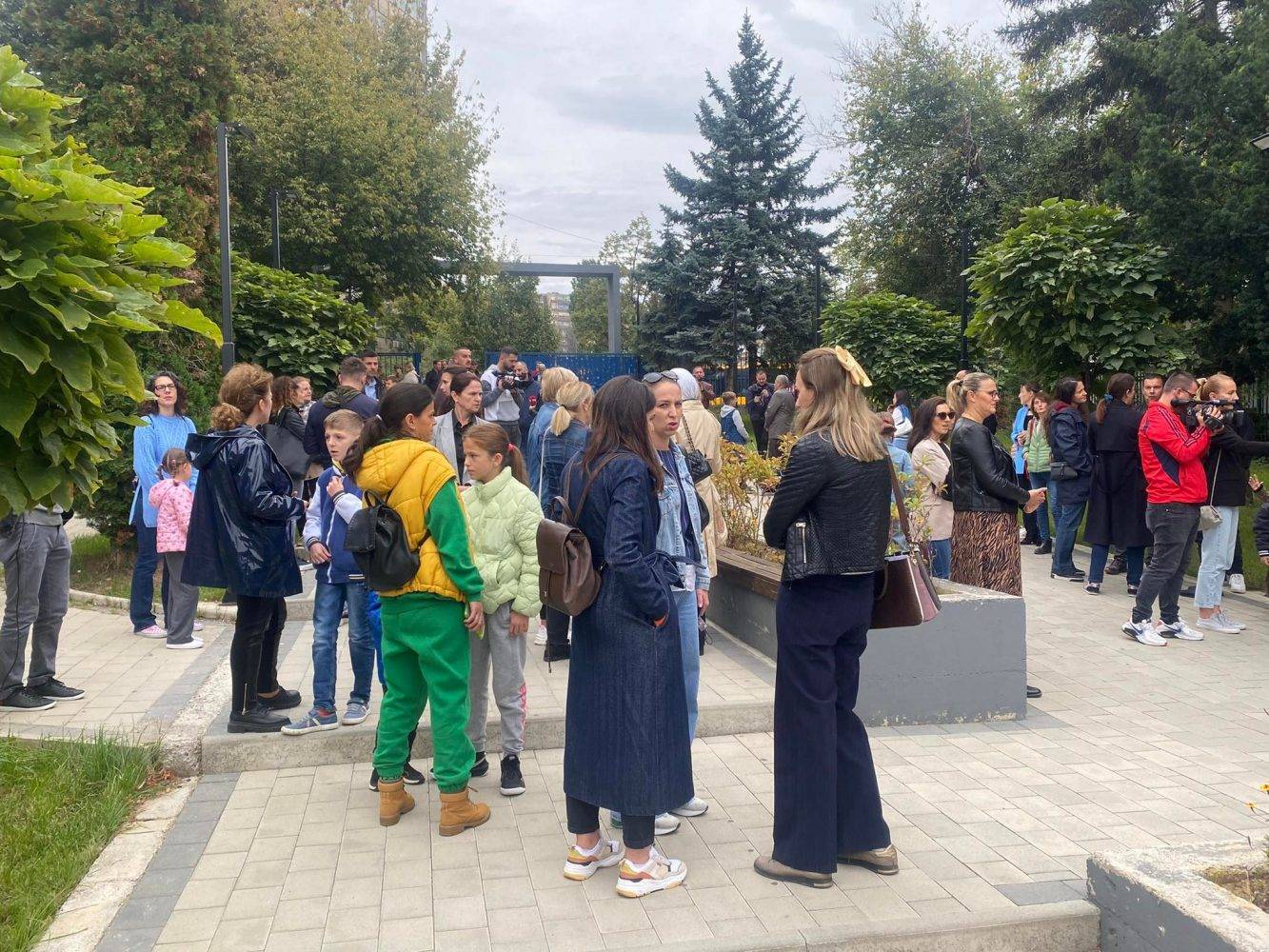 “Faik Konica” Okulunda Veliler Derslerin Başlaması Talebiyle Protesto Düzenledi