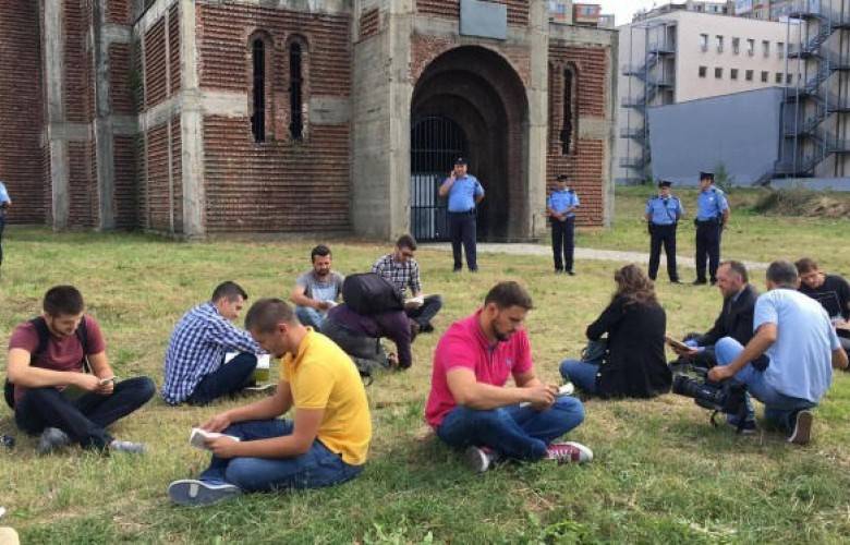 Öğrenciler Kilise Önünde Okuma Dersi Yaptı