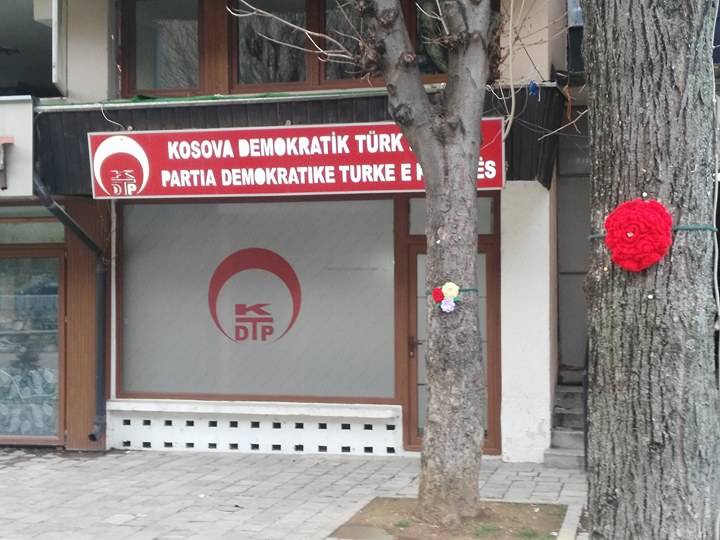 Kadınlar Ağaçlara Gül Dikti