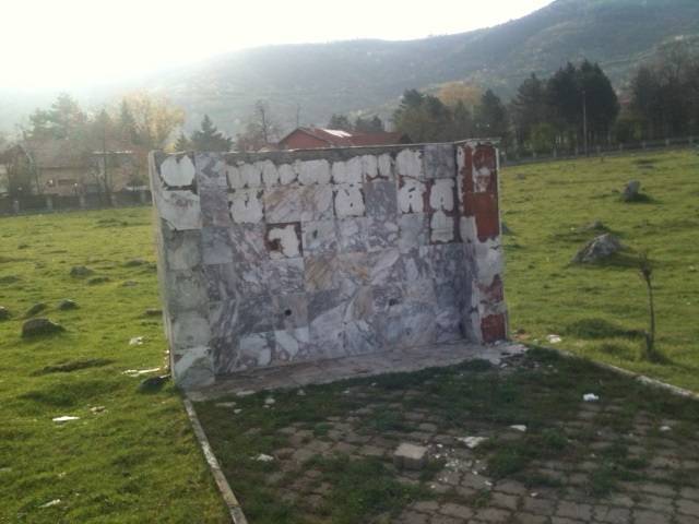Tarihi Osmanlı Mezarlığı Bakımsızlıktan Yıpranıyor