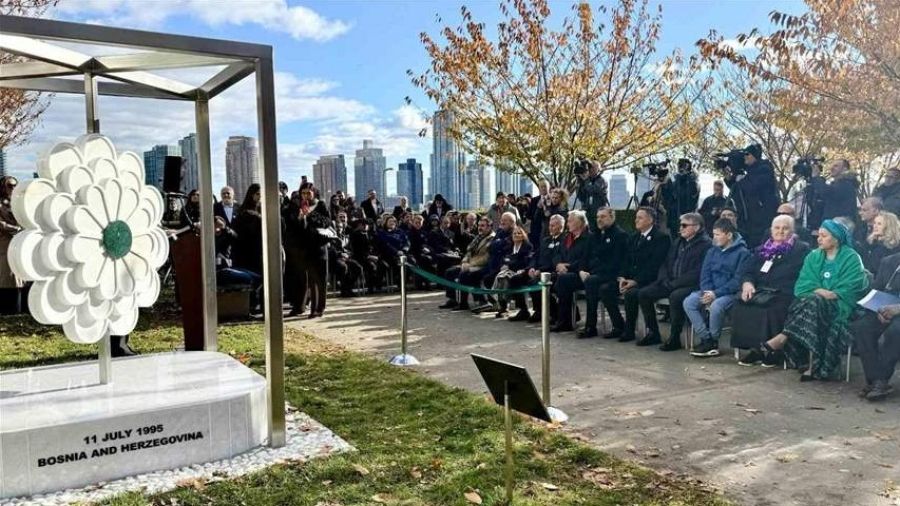 "Srebrenitsa Çiçeği" New York'taki BM binasının önünde