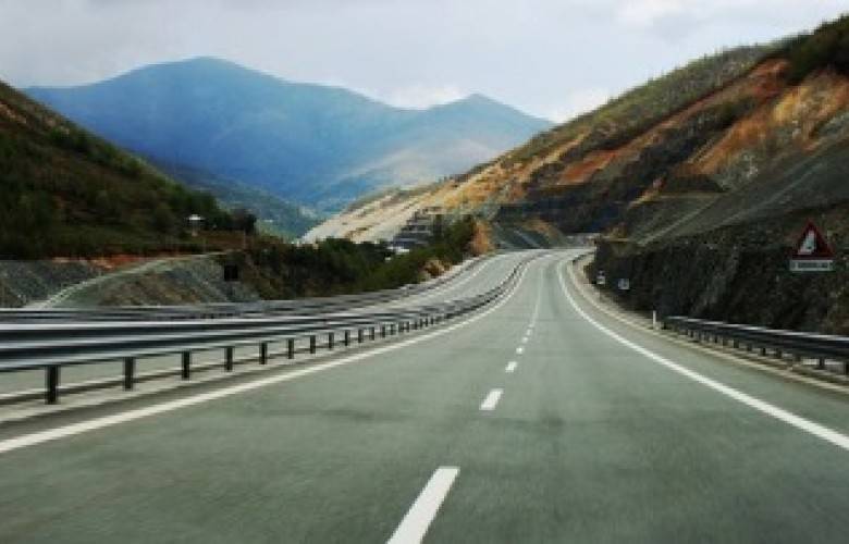 Ülke Yetkililerinin Priştine-Tiran Otobandı için Vergi Tepkileri Sürüyor