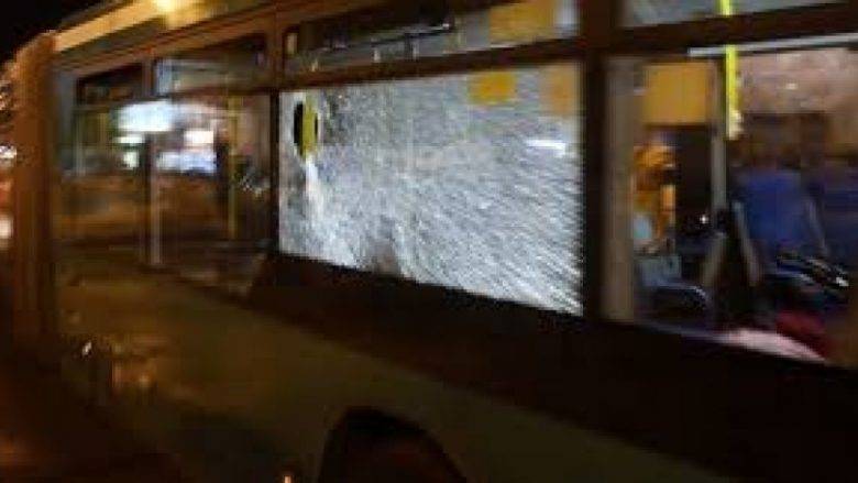 İstog Belediyesinde Sırpları Taşıyan Otobüs Saldırıya Uğradı