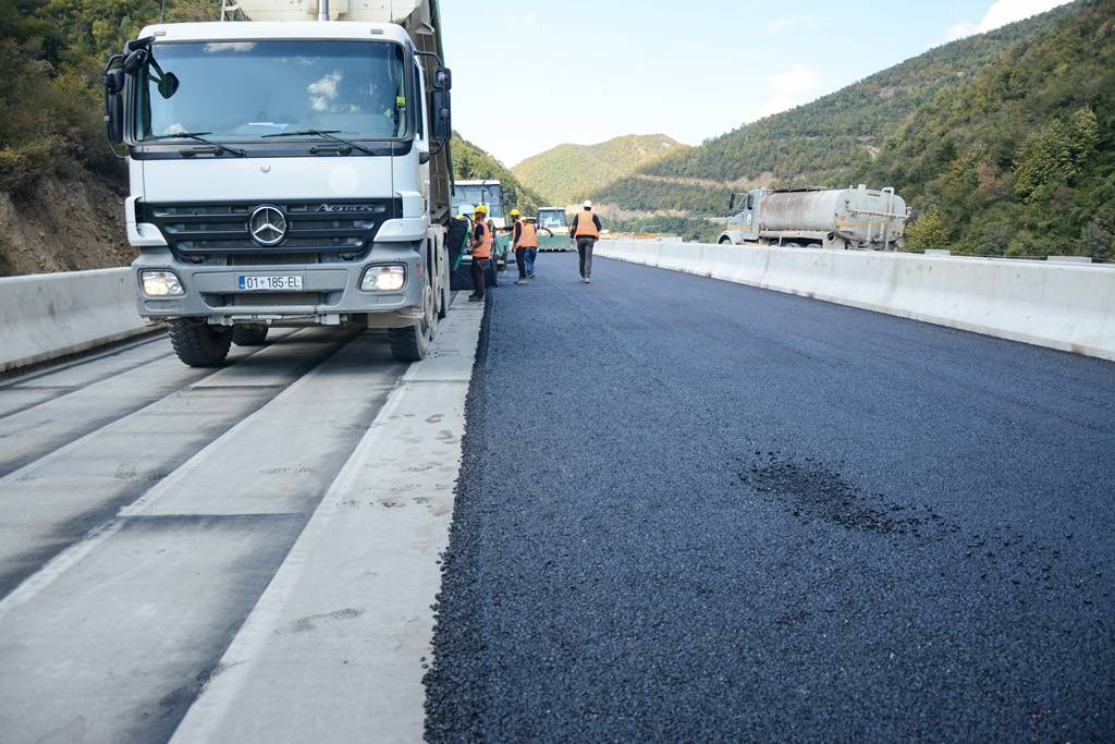 Bölgenin En Uzun Köprüsüne Asfalt Döşeniyor