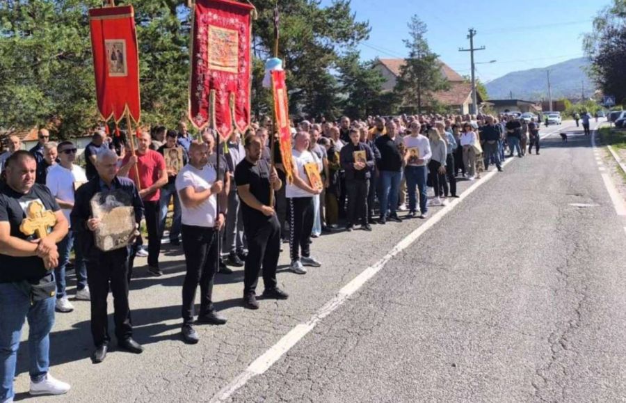Sırplar, Kuzeyde Dini Yapıların Zarar Görmesi Nedeniyle Protesto Düzenliyor