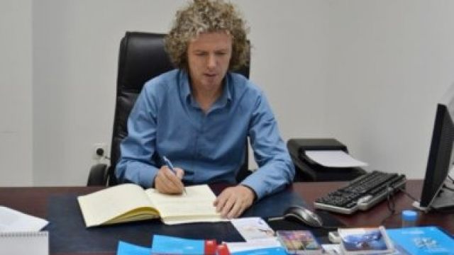 Ameliyat Ettiği Hastanın Midesinde Neşteri Unuttu