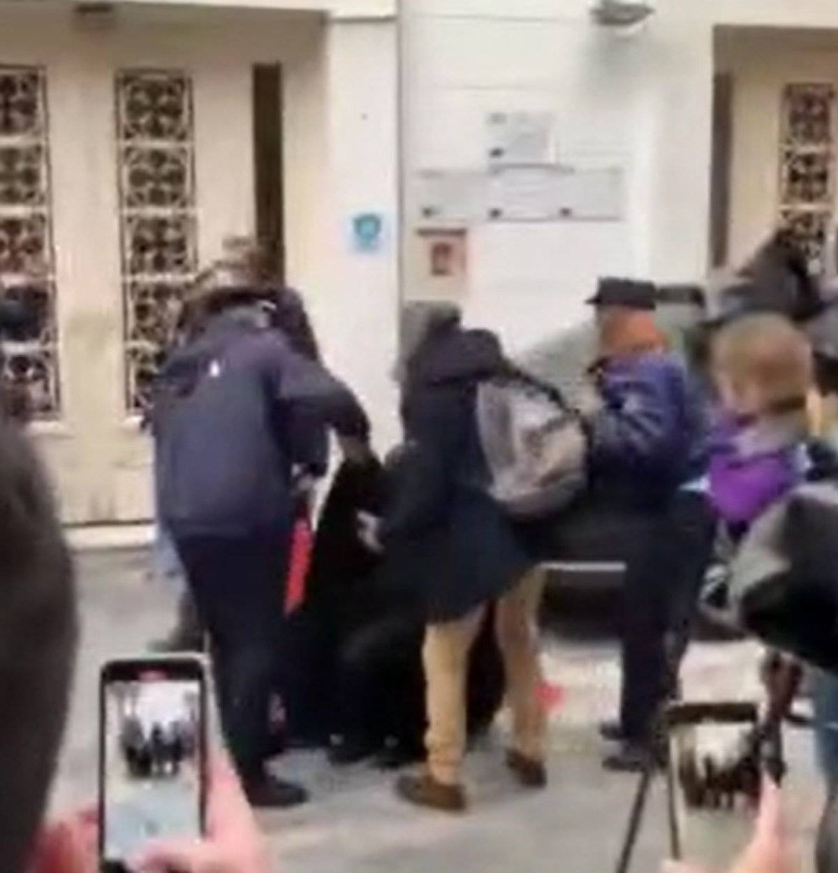 Rahipten Papa’yı şoke eden tepki! Yaka paça gözaltına alındı