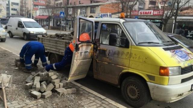 Protestodan Önce Sokaklardan Sert Cisimler Kaldırılıyor