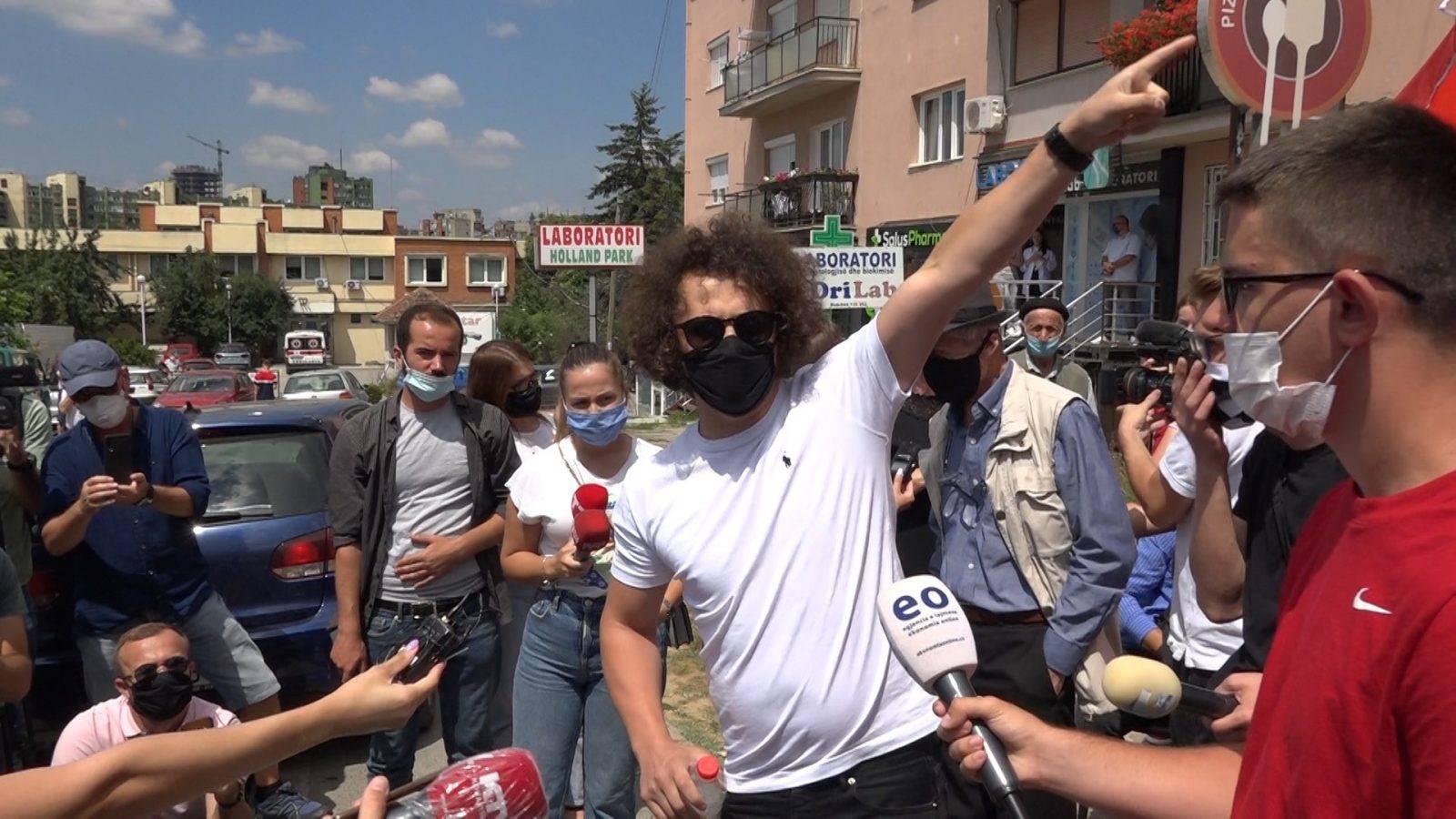 Cami İnşasını Protesto Eden Küçük Bir Gruba, Protesto Karşıtı Gruptan Tokat Gibi Cevap