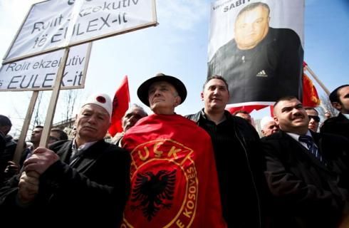UÇK'lılar Özel Savcılık Önünde Protesto Ediyor