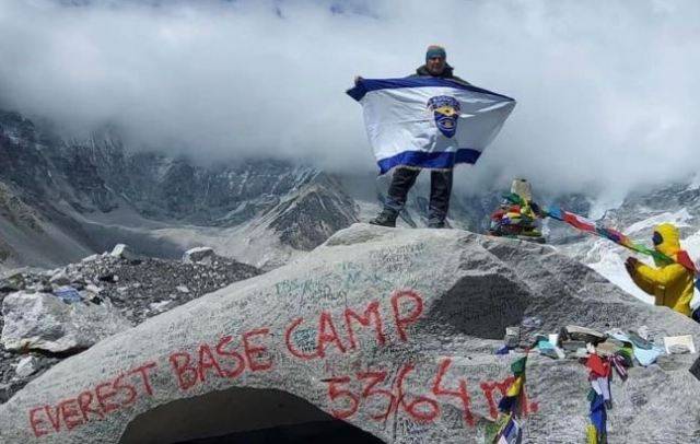 Kosova Polis Sözcüsü Everest Dağının Zirvesine Tırmandı