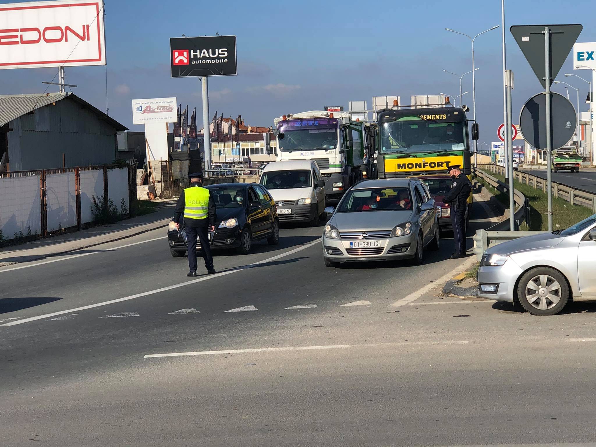 Priştine’ye Giriş Çıkışlarda Polisin Sıkı Kontrolü