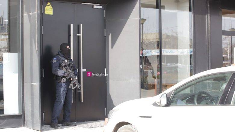 Polis, Kadastro Ajansı’na Bir Baskın Düzenliyor