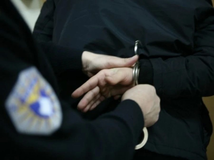  Polis, Prizren’in Zhur Köyündeki Bıçaklı Cinayetin Şüphelisini Gözaltına Aldı