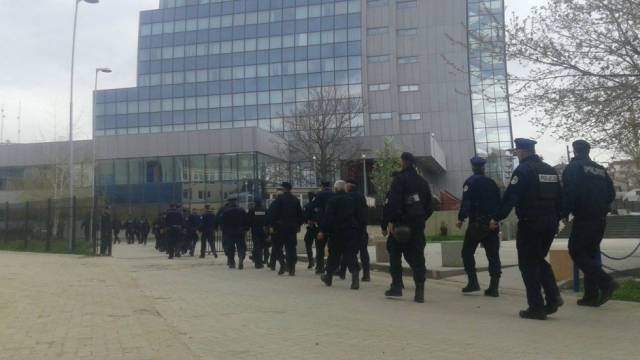 Polis, Hükümet Binasını Kuşattı