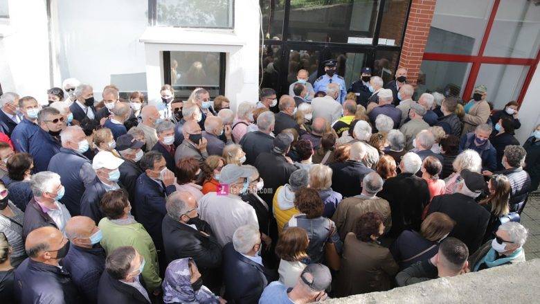 Aşı Olmak için “1 Ekim” Salonunda Büyük Kalabalık