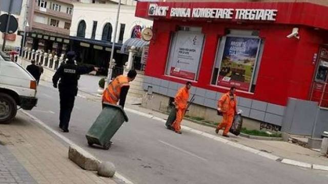 Polis ve Temizlik Şirketi Meydandan Sert Cisimleri Uzaklaştırıyor