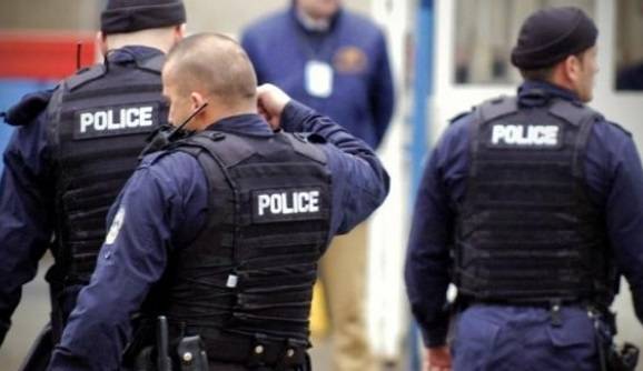 Binin Üzerinde Polis Görevden İstifa Etmiştir, Bazıları Vize Bekleyişinde