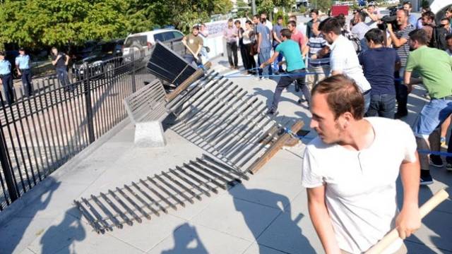 Polis, Hükümet Binası Parmaklıklarını Sökenleri Belirledi