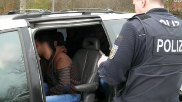 Alman Polisi 4 Kaçak Kosovalıyı Daha Yakaladı