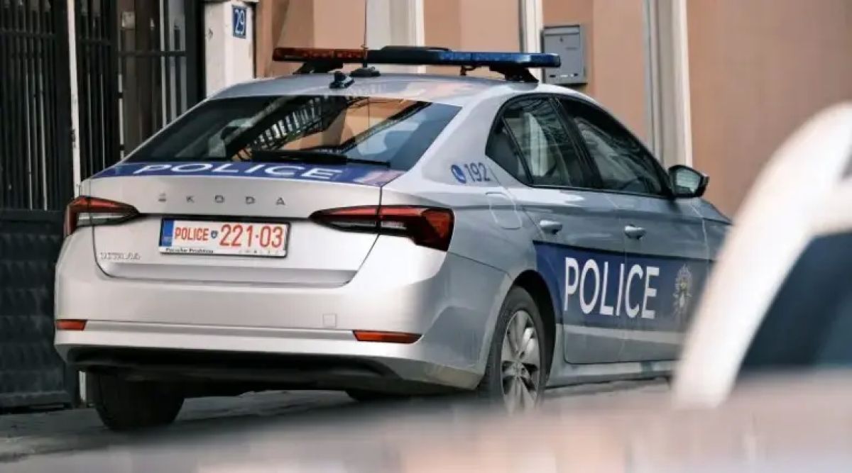 Zubin Potok’ta İki Metruk Evde Silah ve Yüzlerce Mermi Bulundu