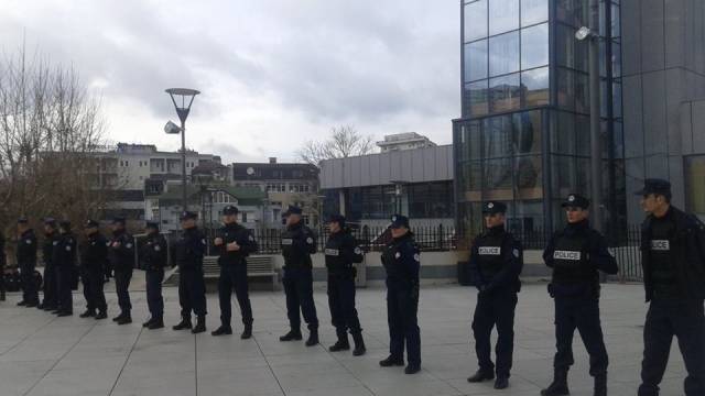 Polis, Meclis ve Hükümet Binalarını Kuşattı