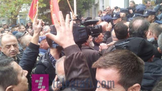 Protestoculardan Rektöre İstifa Ültimatomu