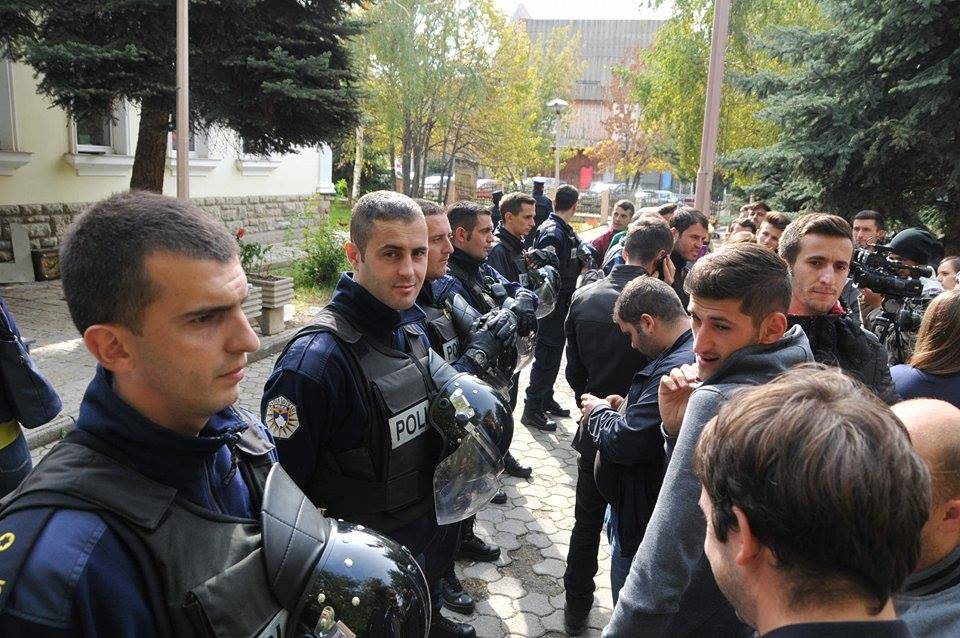 Polis Rektörlük Binası Ablukasını Kaldırdı - Öğrenciler Avluda Protesto Ediyor