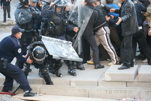 Polis: Protestocular Zorla Hükümete Girmeye Çalıştı