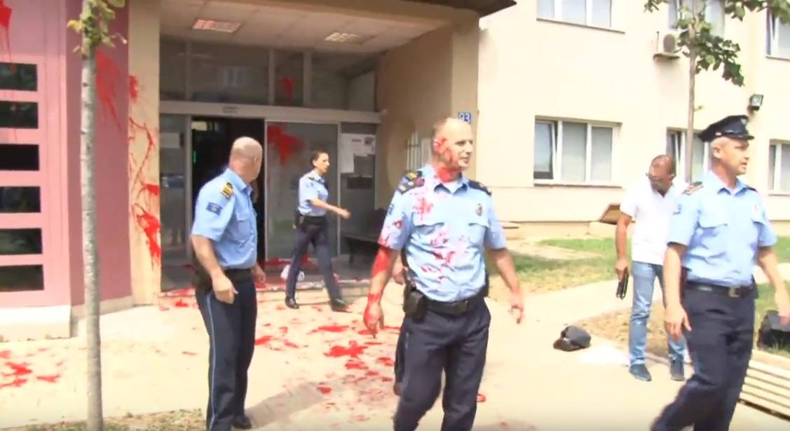 Vetëvendosje’den Polise Boyalı Saldırı: Bir Milletvekili Gözaltına Alındı