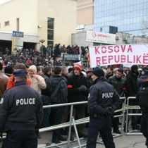 Protestocular Polis Kordonunu Aştı