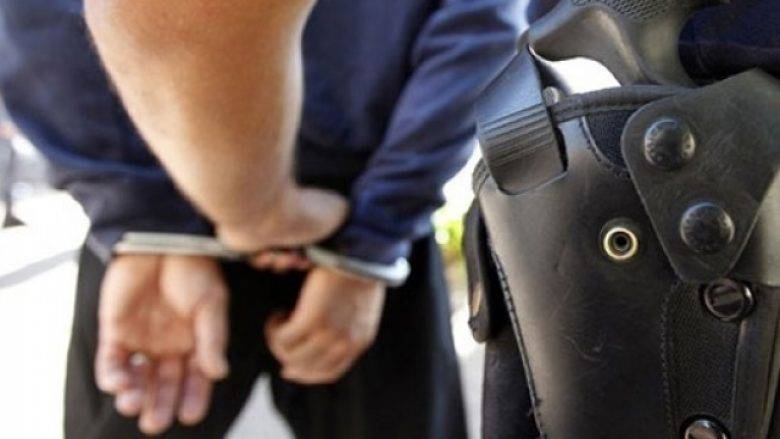 Priştine’de Görevli Polis Memuru Bir Çanta Dolusu Esrarla Yakalandı