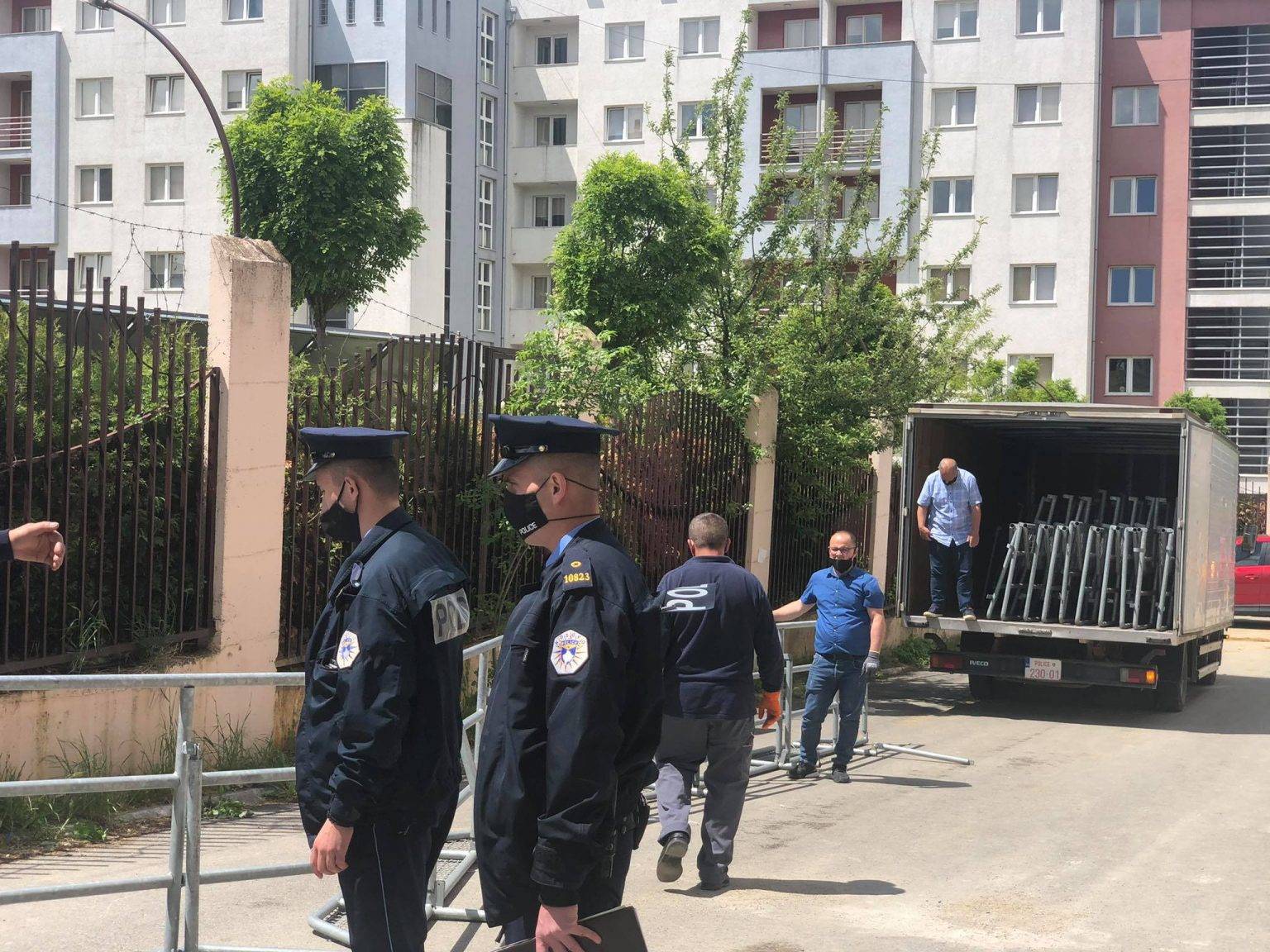 Vatandaşlar Dağıldı, Salon Önünde Metal Bariyerler Yerleştirildi