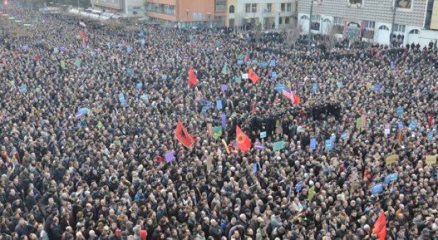 İktidar ve Muhalefetin Herhangi Bir Tavizde Bulunmaması, Krizi Daha da Derinleştiriyor