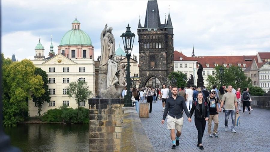 Zengin turist isteyen Çekya, alkollü eğlence turlarını yasakladı