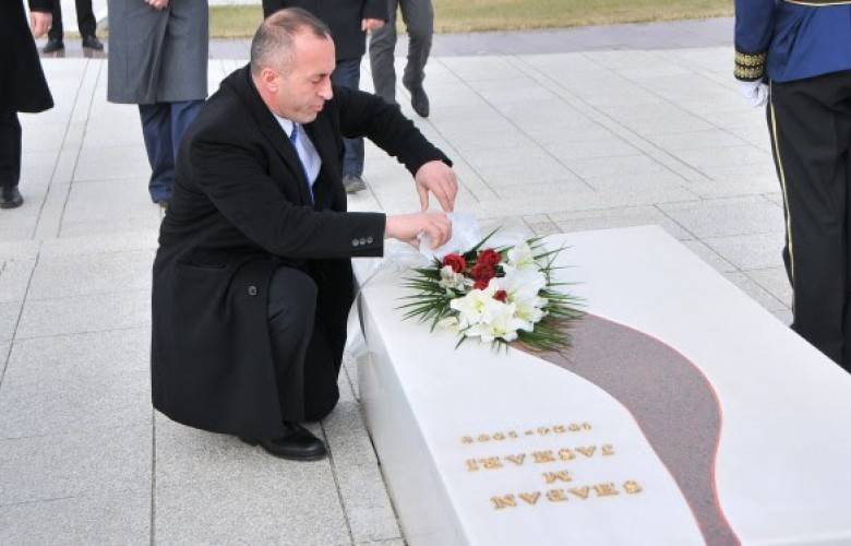 Haradinaj, Prekaz Anı Kompleksinde Saygı Duruşunda Bulundu
