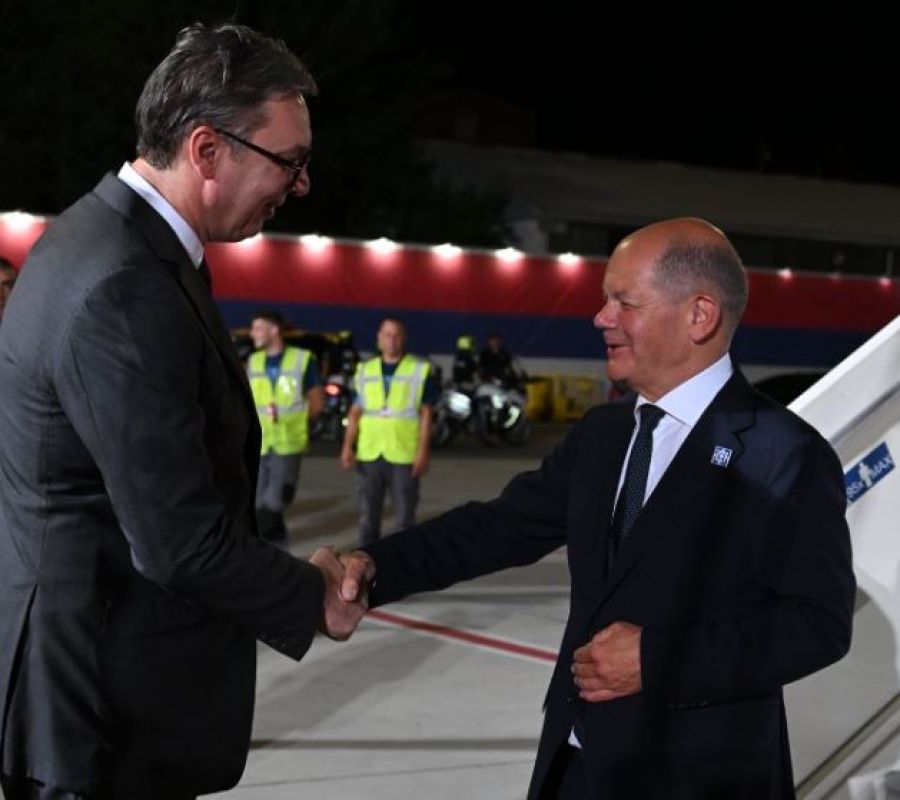 Vuçiç, Belgrad’ta Scholz’u Karşıladı