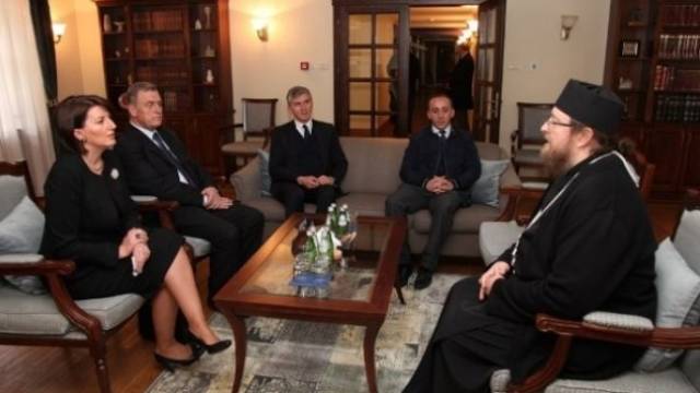 Jahjaga ve Mustafa Bugün Deçan Manastırı'nda