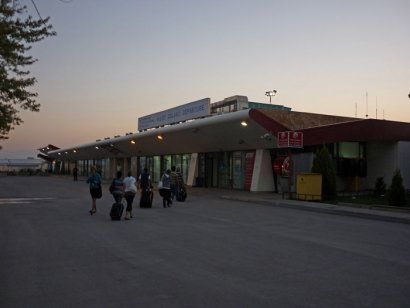 Priştine Havalanında Protesto