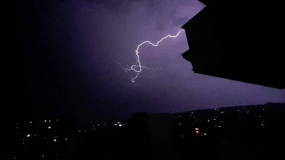Gündüz Güneşli, Akşam Yağmur