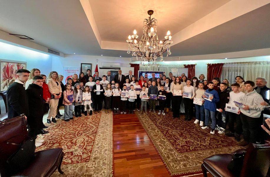 Tabletler Priştine, Gilan, Dobruçan ve Mitroviça Öğrencilerine de Verildi