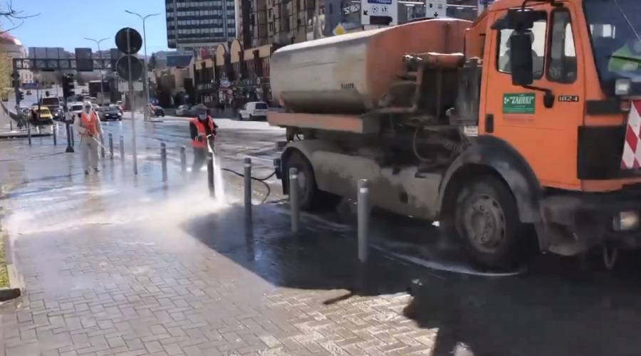 Priştine’de Yollar Tekrar Dezenfekte Ediliyor